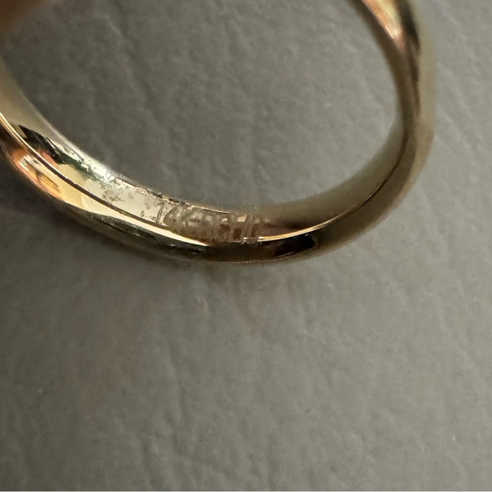 Solid 14k yellow gold wedding band - Picture 3 of 6